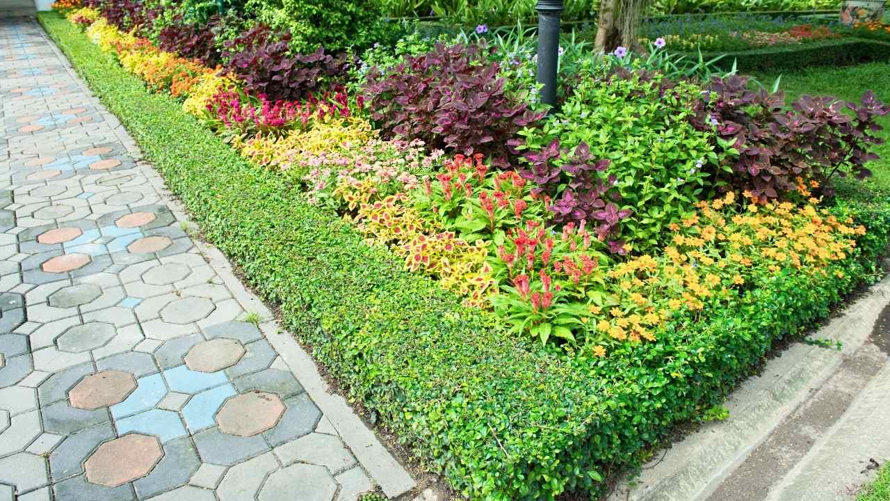43 Beautiful Flower Bed Ideas to Try in Front of Your House 35 43 Beautiful Flower Bed Ideas to Try in Front of Your House - front yard flower bed idea ss dnoh 4 23 25 35