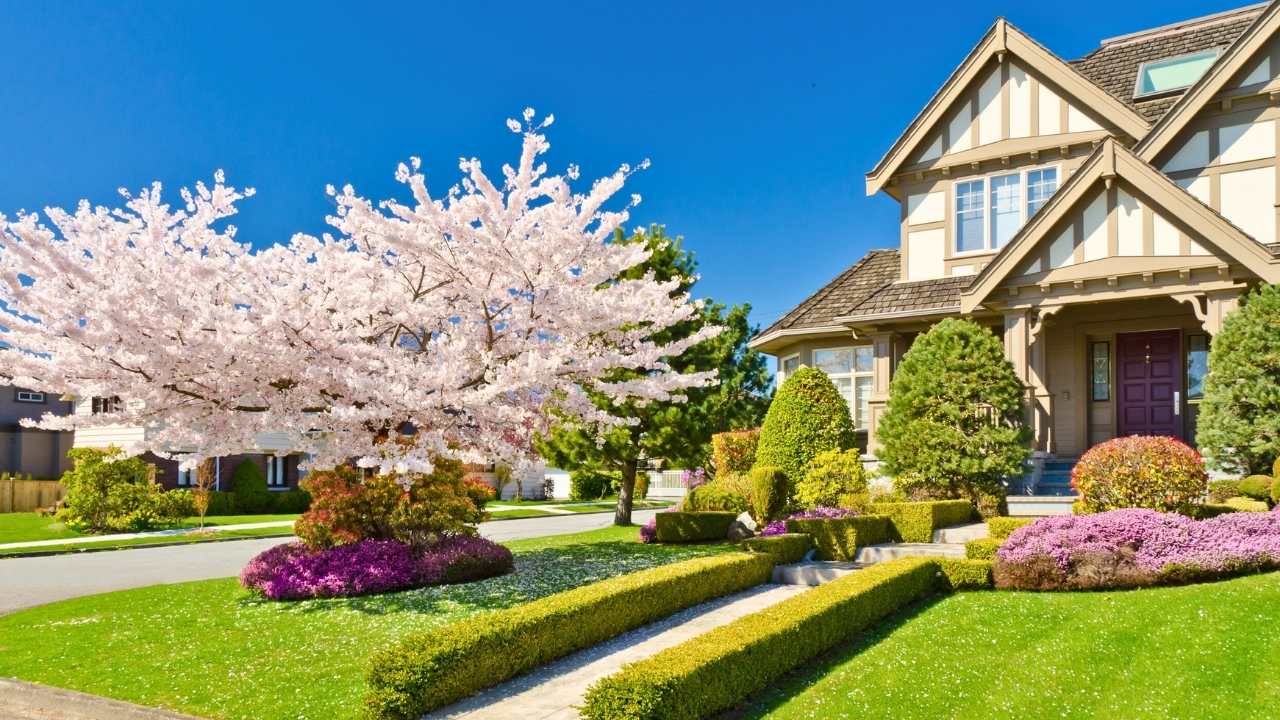 43 Beautiful Flower Bed Ideas to Try in Front of Your House 40 43 Beautiful Flower Bed Ideas to Try in Front of Your House - front yard flower bed idea ss dnoh 4 23 25 37