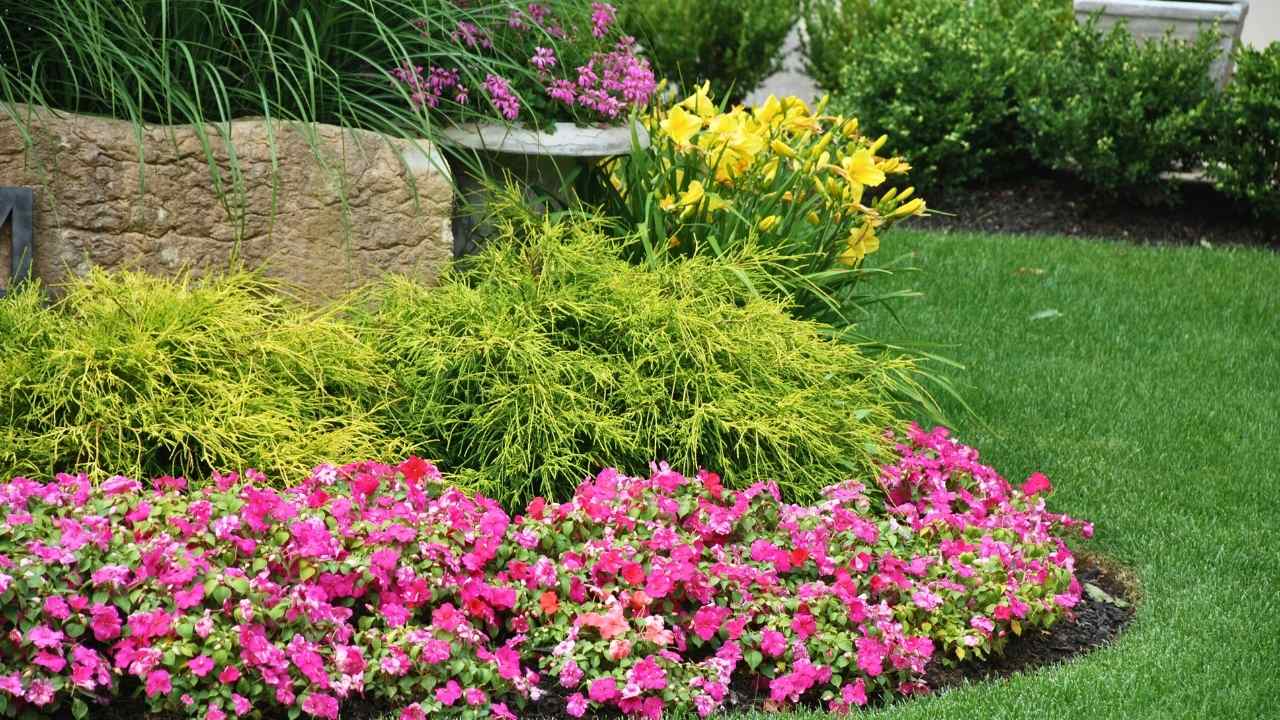 43 Beautiful Flower Bed Ideas to Try in Front of Your House 44 43 Beautiful Flower Bed Ideas to Try in Front of Your House - front yard flower bed idea ss dnoh 4 23 25 41