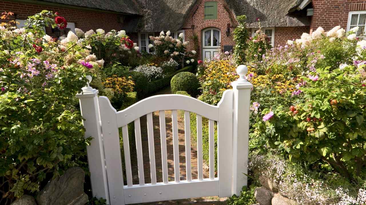 43 Beautiful Flower Bed Ideas to Try in Front of Your House 5 43 Beautiful Flower Bed Ideas to Try in Front of Your House - front yard flower bed idea ss dnoh 4 23 25 5