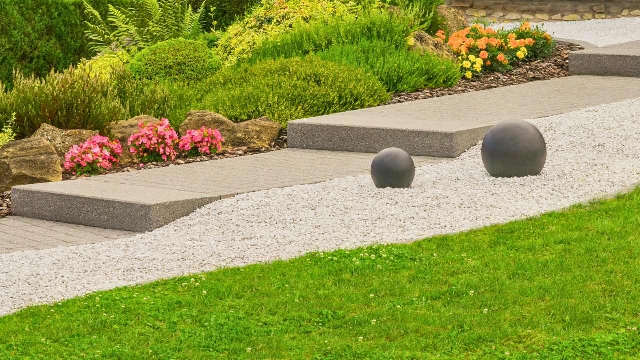 43 Beautiful Flower Bed Ideas to Try in Front of Your House 6 43 Beautiful Flower Bed Ideas to Try in Front of Your House - front yard flower bed idea ss dnoh 4 23 25 6