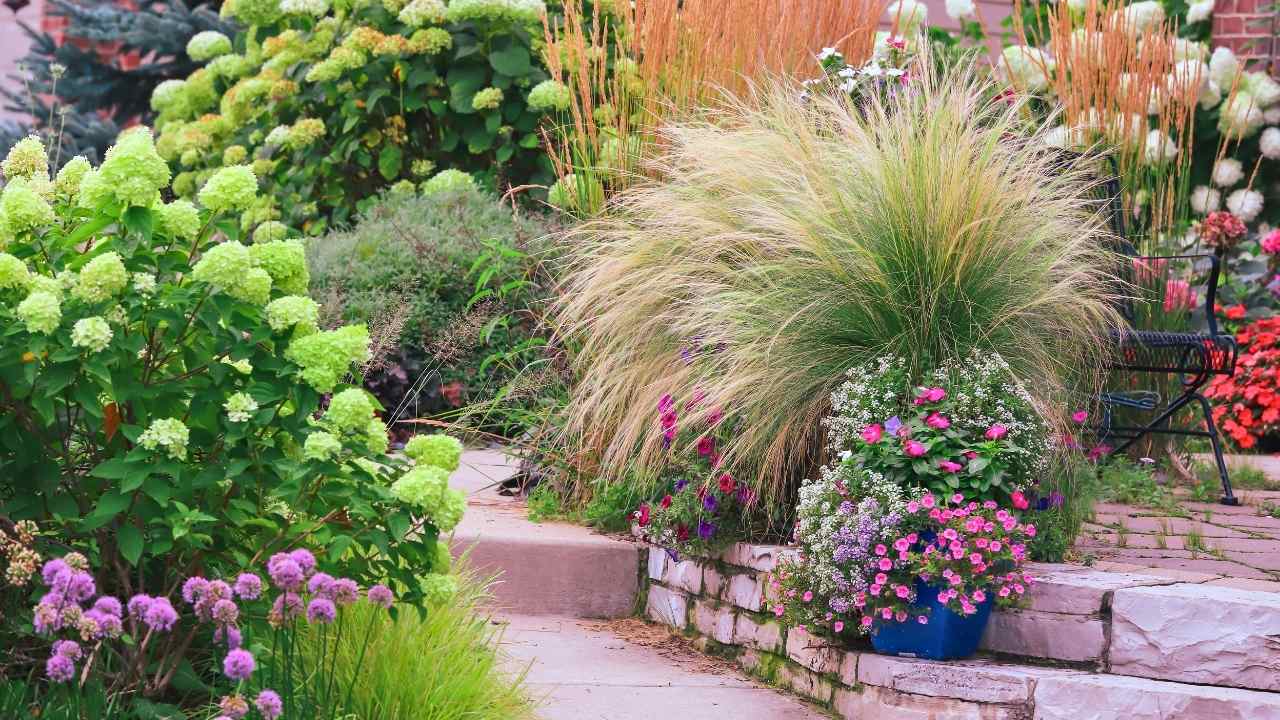 43 Beautiful Flower Bed Ideas to Try in Front of Your House 8 43 Beautiful Flower Bed Ideas to Try in Front of Your House - front yard flower bed idea ss dnoh 4 23 25 8