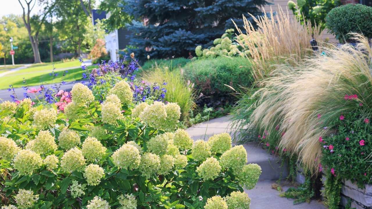 43 Beautiful Flower Bed Ideas to Try in Front of Your House 9 43 Beautiful Flower Bed Ideas to Try in Front of Your House - front yard flower bed idea ss dnoh 4 23 25 9