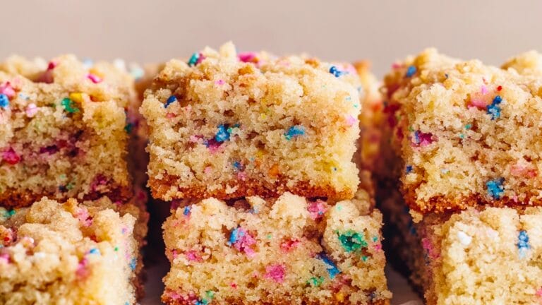 How to Make the Ultimate Funfetti Crumb Cake at Home 2 How to Make the Ultimate Funfetti Crumb Cake at Home - Funfetti Crumb Cake Dessert midia