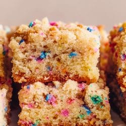 How to Make the Ultimate Funfetti Crumb Cake at Home 5 How to Make the Ultimate Funfetti Crumb Cake at Home - Funfetti Crumb Cake Dessert midia