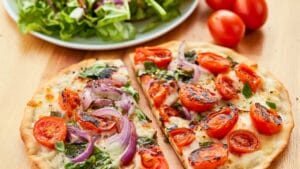 Crave-Worthy Pizza & Salad Combo: A Recipe for Two 1 Crave-Worthy Pizza & Salad Combo: A Recipe for Two - Grilled Pizza Recipe with Charred Romaine Red Onion Salad midia