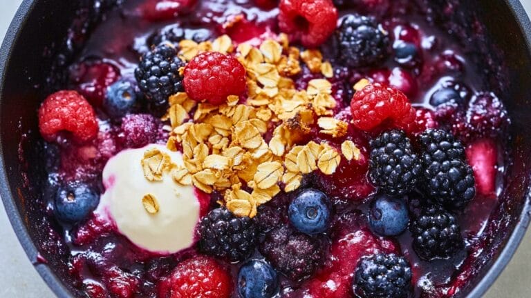 Simple Mixed Berry Skillet Crisp Dessert 5 Simple Mixed Berry Skillet Crisp Dessert - Mixed Berry Skillet Crisp Recipe Dessert midia