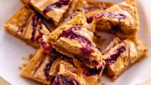 How to Make Peanut Butter & Jelly-Swirled Blondies 1 How to Make Peanut Butter & Jelly-Swirled Blondies - Peanut Butter Jelly Swirled Blondies Dessert midia