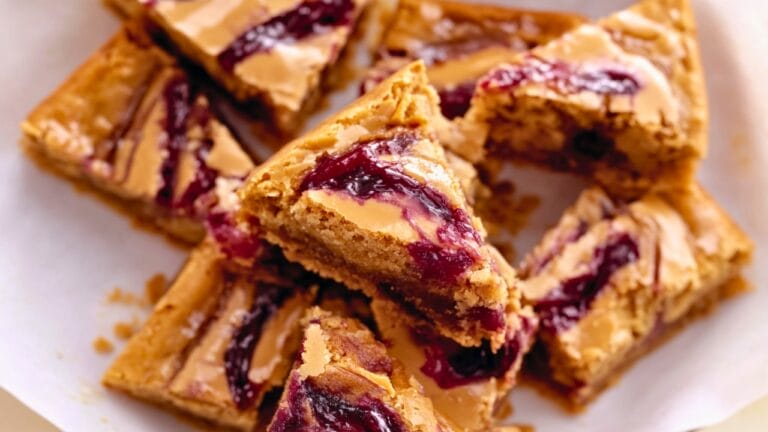 How to Make Peanut Butter & Jelly-Swirled Blondies 7 How to Make Peanut Butter & Jelly-Swirled Blondies - Peanut Butter Jelly Swirled Blondies Dessert midia