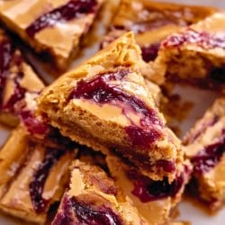 How to Make Peanut Butter & Jelly-Swirled Blondies 5 How to Make Peanut Butter & Jelly-Swirled Blondies - Peanut Butter Jelly Swirled Blondies Dessert midia