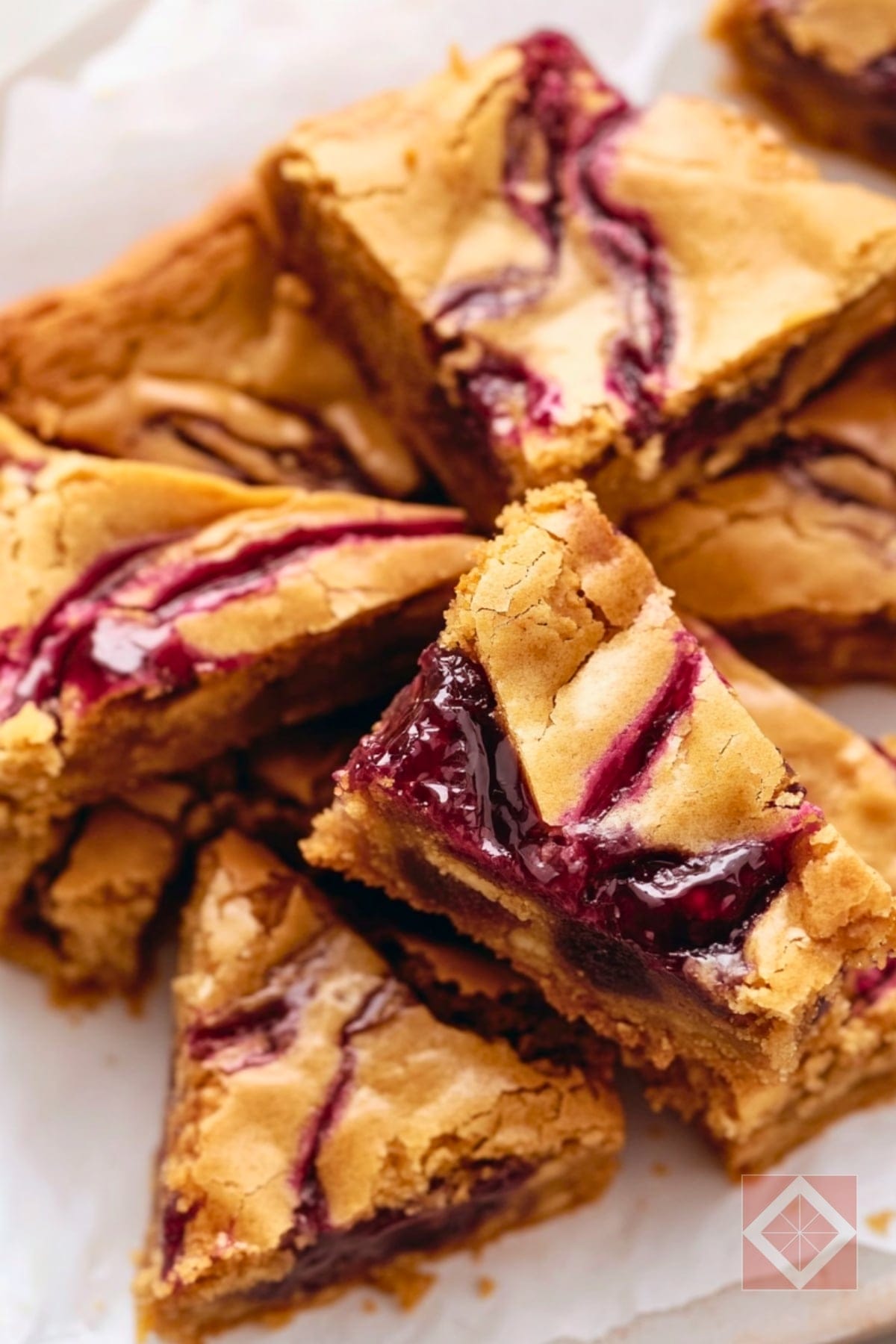 How to Make Peanut Butter & Jelly-Swirled Blondies 4 How to Make Peanut Butter & Jelly-Swirled Blondies - Peanut Butter Jelly Swirled Blondies Dessert pin 2 midia