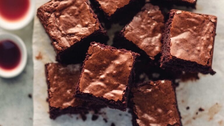 Red Wine Brownies Recipe: A Dessert You Can’t Resist 9 Red Wine Brownies Recipe: A Dessert You Can’t Resist - Red Wine Brownies Dessert midia