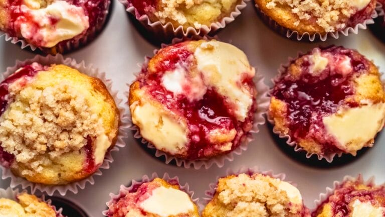 Strawberry Cheesecake Muffins - A Crowd-Pleasing Dessert Recipe 4 Strawberry Cheesecake Muffins - A Crowd-Pleasing Dessert Recipe - Strawberry Cheesecake Muffins Dessert midia
