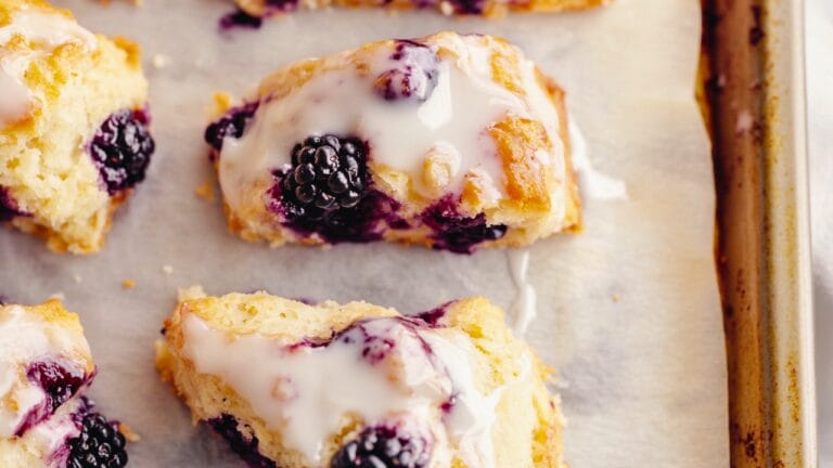 Melt-in-Your-Mouth Vanilla Bean–Blackberry Scones Recipe 3 Melt-in-Your-Mouth Vanilla Bean–Blackberry Scones Recipe - Vanilla Bean Blackberry Scones Dessert midia