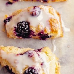 Melt-in-Your-Mouth Vanilla Bean–Blackberry Scones Recipe 4 Melt-in-Your-Mouth Vanilla Bean–Blackberry Scones Recipe - Vanilla Bean Blackberry Scones Dessert midia