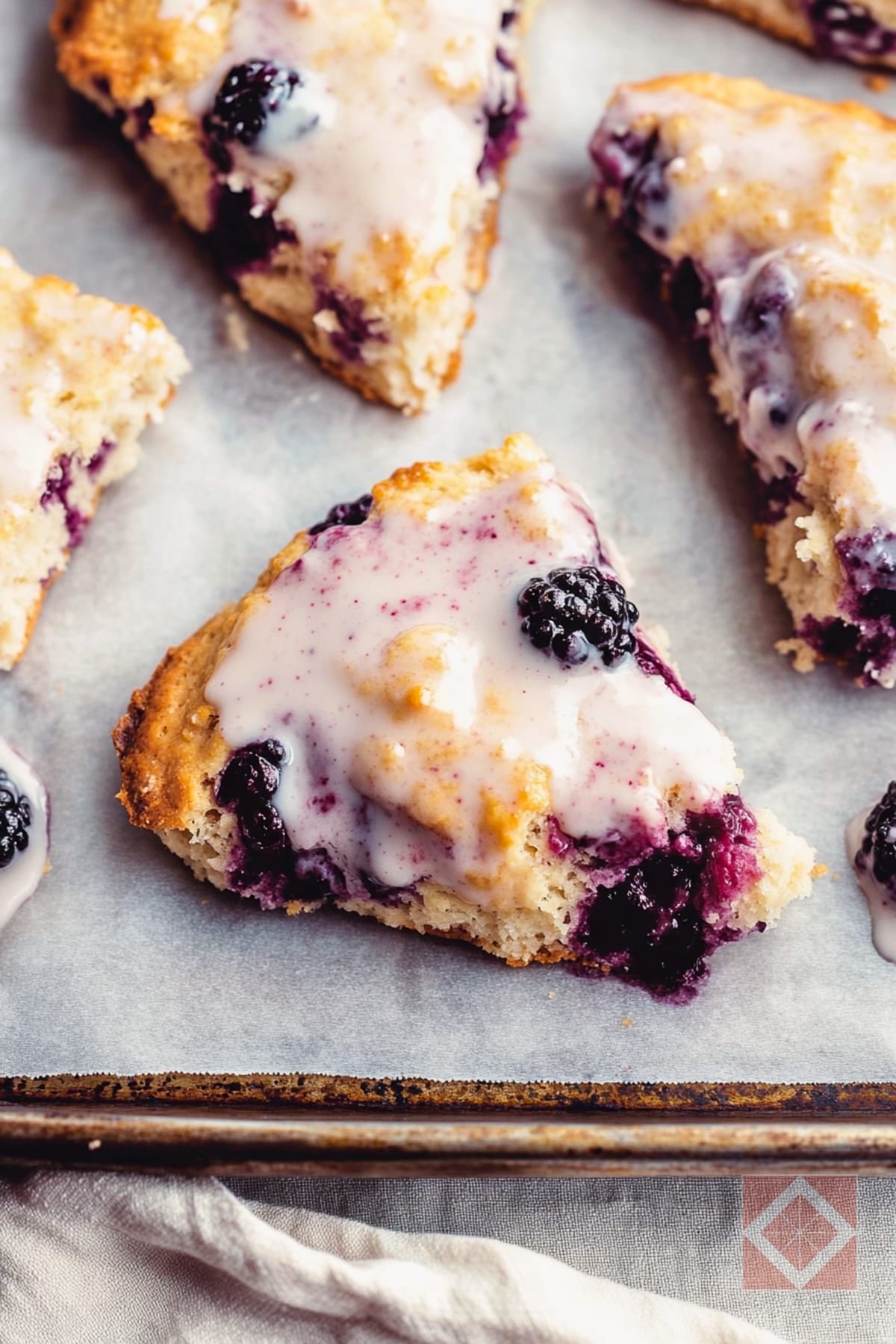 Melt-in-Your-Mouth Vanilla Bean–Blackberry Scones Recipe 3 Melt-in-Your-Mouth Vanilla Bean–Blackberry Scones Recipe - Vanilla Bean Blackberry Scones Dessert pin 3 midia