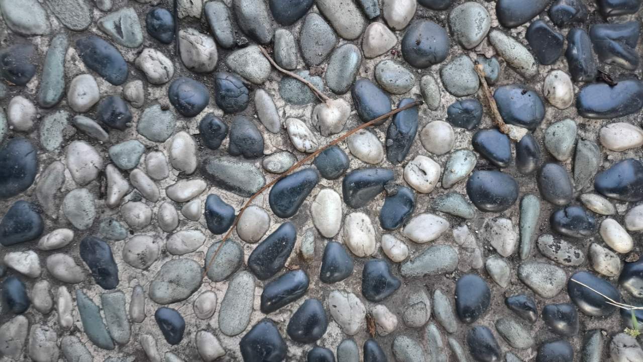 17 River Rock Landscaping Ideas That Turn Simple Yards Into Showpieces 16 17 River Rock Landscaping Ideas That Turn Simple Yards Into Showpieces - river rock landscaping ideas ss1330652915 dnoh 2