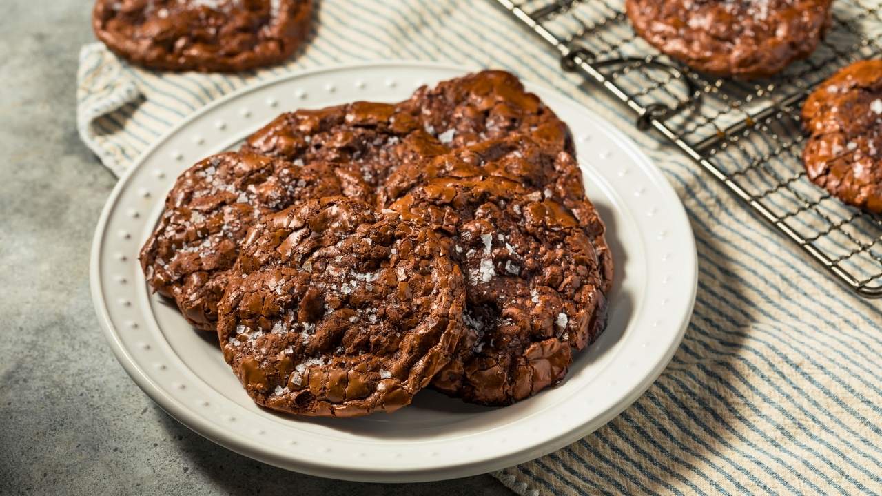 Flourless Chocolate Cookies That Are Rich, Chewy & Irresistible 4 Flourless Chocolate Cookies That Are Rich, Chewy & Irresistible - Flourless Double Chocolate Chip Cookies ss2553822911dnoh