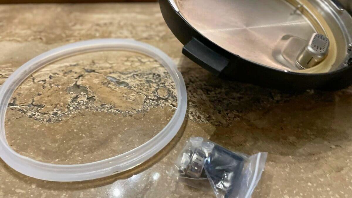 This $8 Fix Saved My Instant Pot From the Trash (Sealing Ring Replacement) 3 This $8 Fix Saved My Instant Pot From the Trash (Sealing Ring Replacement) - instant pot inner seal replace 2 scaled