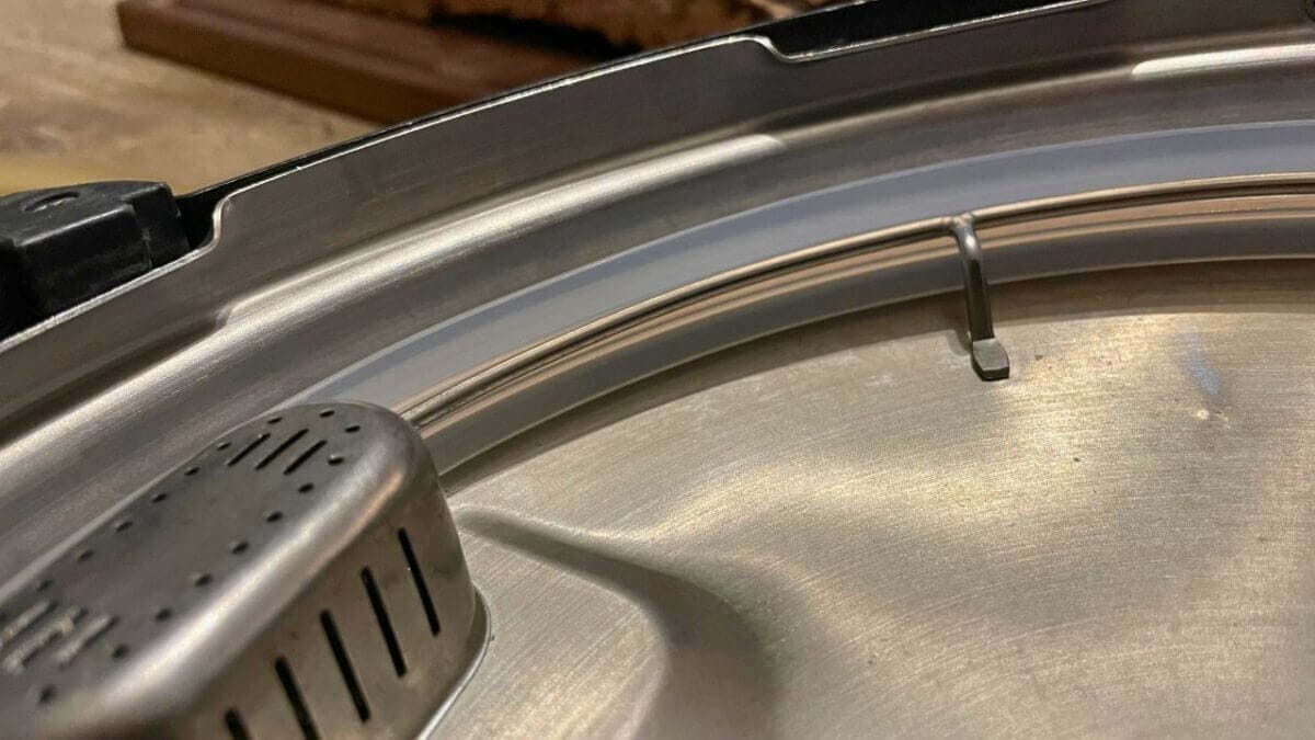 This $8 Fix Saved My Instant Pot From the Trash (Sealing Ring Replacement) 4 This $8 Fix Saved My Instant Pot From the Trash (Sealing Ring Replacement) - instant pot inner seal replace 3 scaled