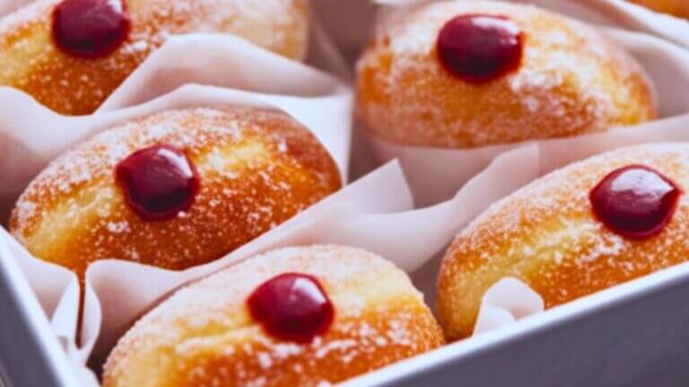 Irresistible Jelly Donuts You Can Make at Home 5 Irresistible Jelly Donuts You Can Make at Home - Jelly Donuts