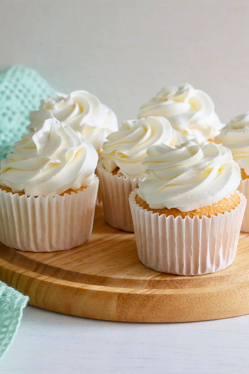 Soft & Fluffy Vanilla Cupcakes 2 Soft & Fluffy Vanilla Cupcakes - Vanilla Cupcake ss401720623dnoh 2